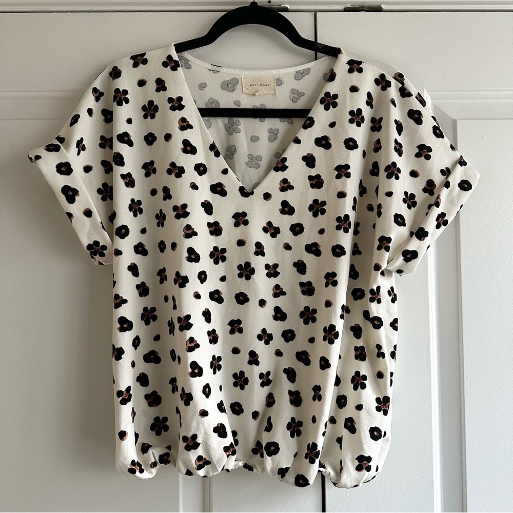 3/$25 ⭐️ MELLODAY Black Leopard Short Sleeve V Neck Top